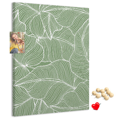 Memobord van kurk met fijne blaadjes op een groene achtergrond