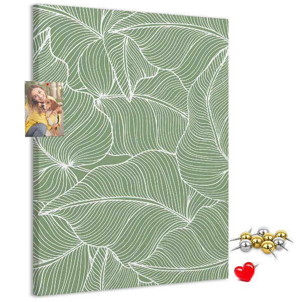 Memobord van kurk met fijne blaadjes op een groene achtergrond