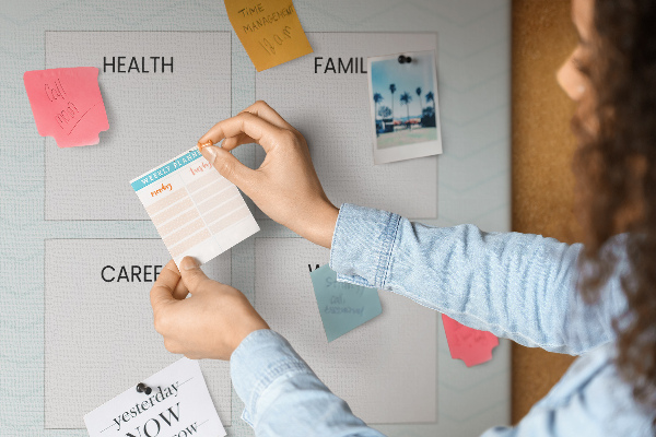Kurken prikbord visionboard met vier doelcategorieën