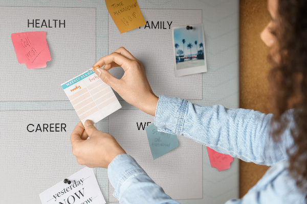Kurken prikbord visionboard met vier doelcategorieën