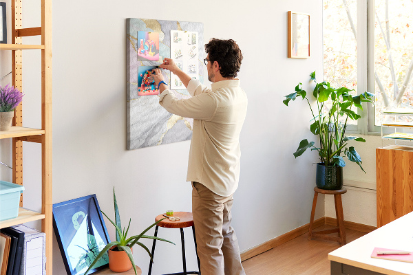 Prikbord van kurk met een elegante combinatie van marmer en pasteltinten