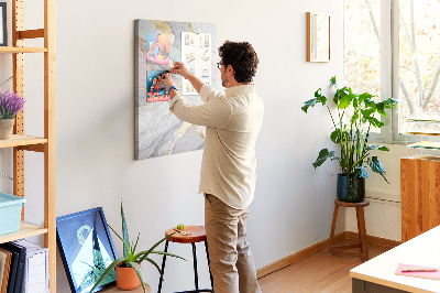 Prikbord van kurk met een elegante combinatie van marmer en pasteltinten