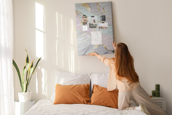 Prikbord van kurk met een elegante combinatie van marmer en pasteltinten