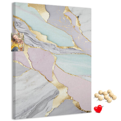 Prikbord van kurk met een elegante combinatie van marmer en pasteltinten