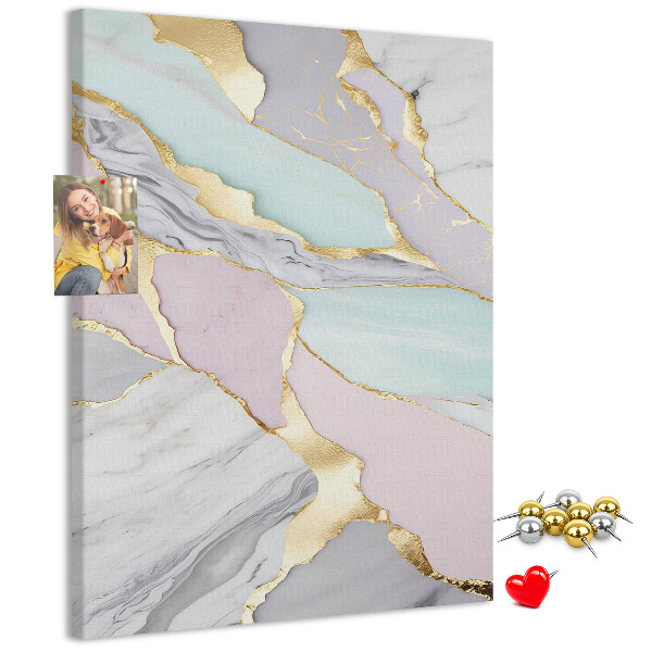 Prikbord van kurk met een elegante combinatie van marmer en pasteltinten
