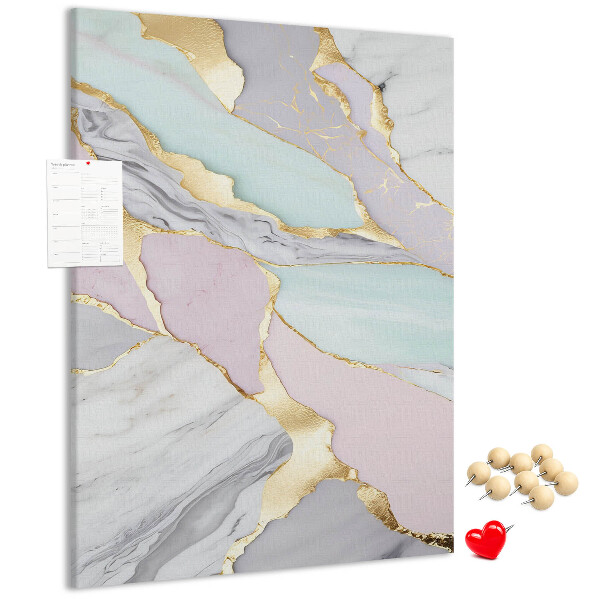 Prikbord van kurk met een elegante combinatie van marmer en pasteltinten