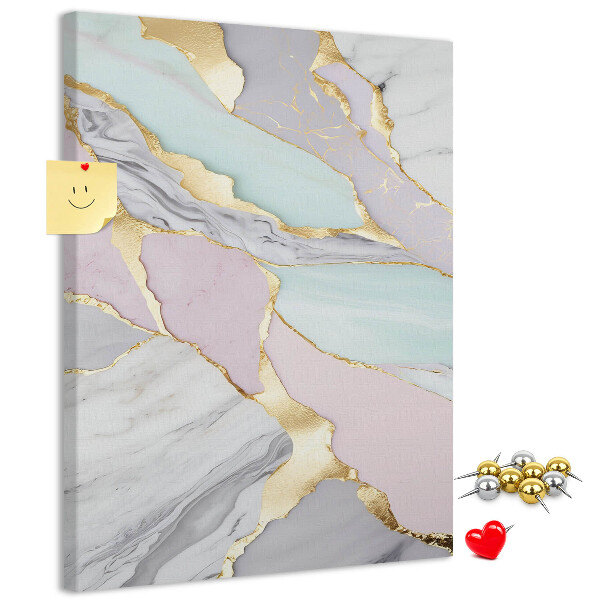 Prikbord van kurk met een elegante combinatie van marmer en pasteltinten