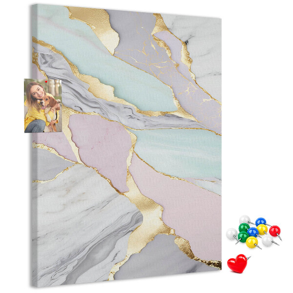 Prikbord van kurk met een elegante combinatie van marmer en pasteltinten