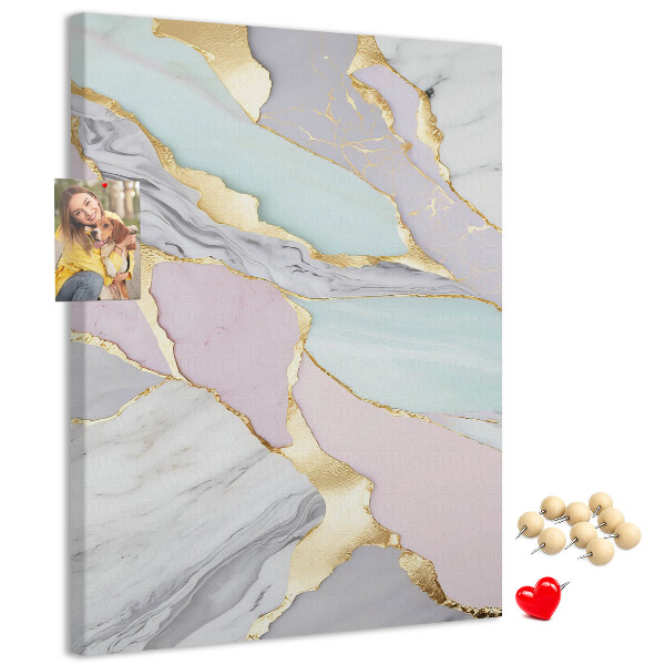 Prikbord van kurk met een elegante combinatie van marmer en pasteltinten