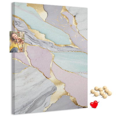 Prikbord van kurk met een elegante combinatie van marmer en pasteltinten