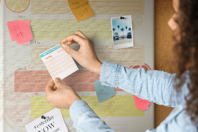 Kurken memobord met een kleurrijk weekmenu voor het gezin