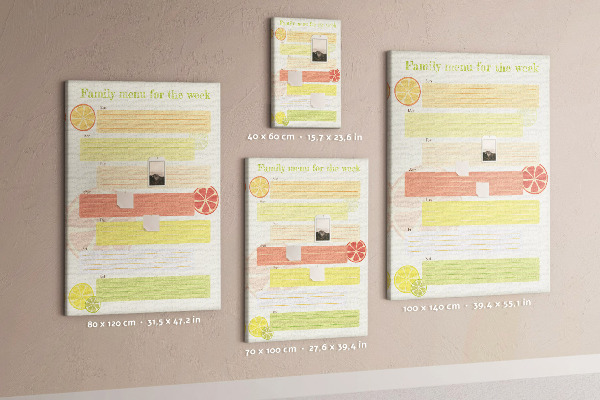 Kurken memobord met een kleurrijk weekmenu voor het gezin