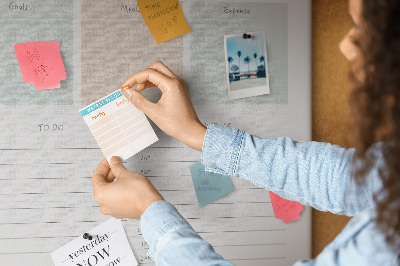 Prikbord van kurk dagplanner met kleurrijke secties