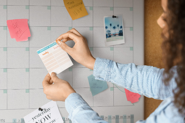 Kurken memobord met maandelijkse planning en bloemenprint