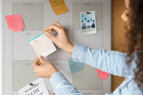 Kurken prikbord jaarplanner met een minimalistisch ontwerp