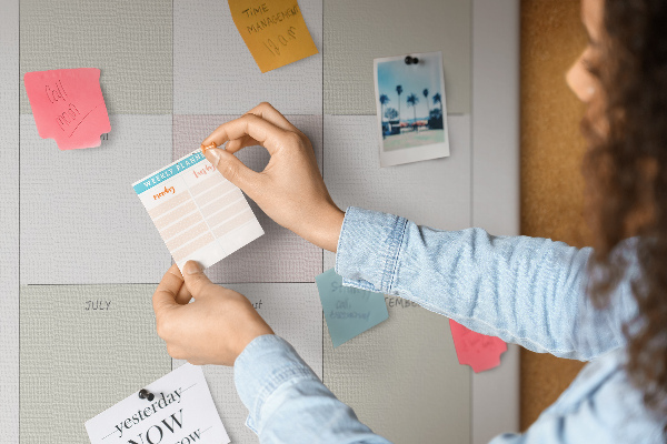 Kurken prikbord jaarplanner met een minimalistisch ontwerp