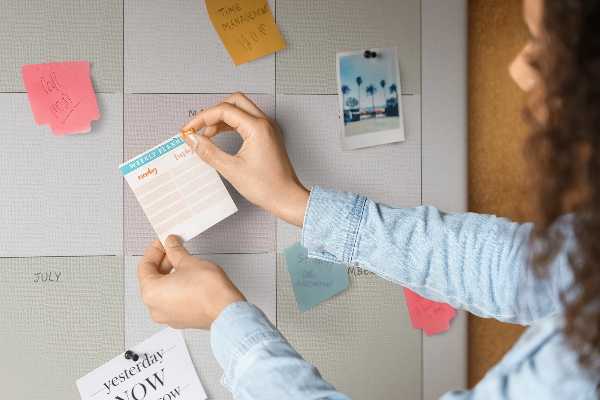 Kurken prikbord jaarplanner met een minimalistisch ontwerp