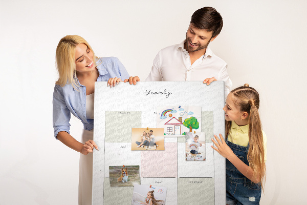 Kurken prikbord jaarplanner met een minimalistisch ontwerp