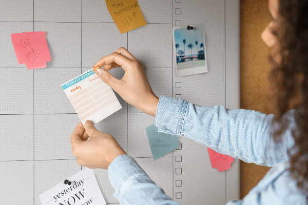 Kurken memobord met bloemenprint voor maaltijdplanning