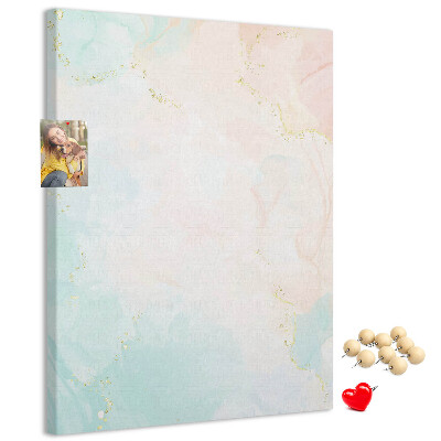 Kurken prikbord met fijn stippenpatroon in pastelkleuren en gouden accenten
