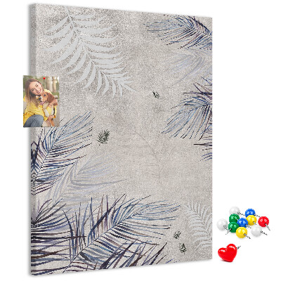 Memobord van kurk met fijne blaadjes op een grijze achtergrond