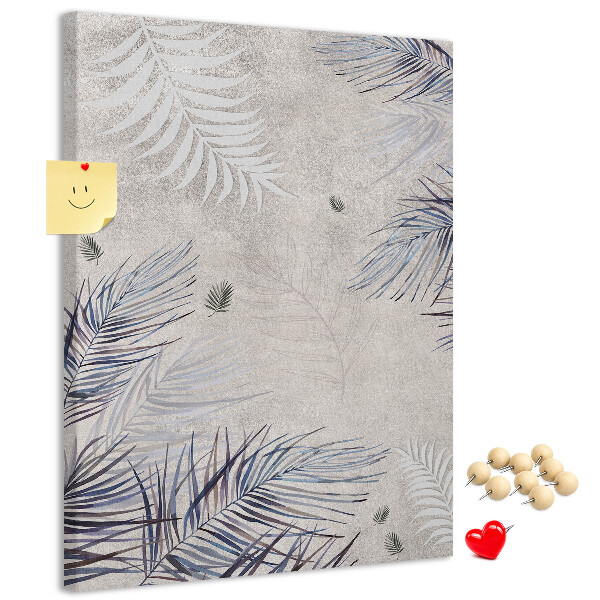 Memobord van kurk met fijne blaadjes op een grijze achtergrond