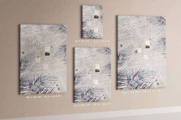 Memobord van kurk met fijne blaadjes op een grijze achtergrond