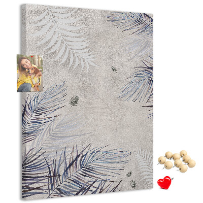 Memobord van kurk met fijne blaadjes op een grijze achtergrond