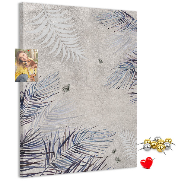 Memobord van kurk met fijne blaadjes op een grijze achtergrond