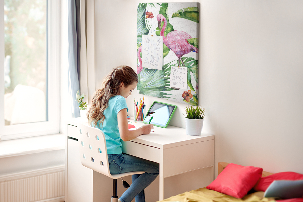Prikbord van kurk met vrolijke flamingo's in een tropische omgeving