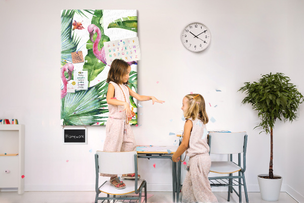 Prikbord van kurk met vrolijke flamingo's in een tropische omgeving