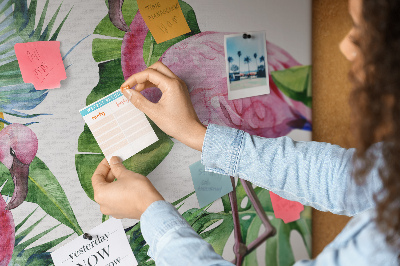 Prikbord van kurk met vrolijke flamingo's in een tropische omgeving