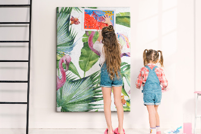 Prikbord van kurk met vrolijke flamingo's in een tropische omgeving