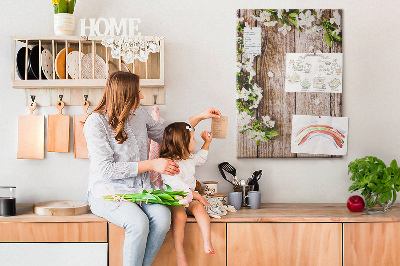 Kurk met print bloemen op een achtergrond van houten planken