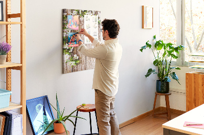 Kurk met print bloemen op een achtergrond van houten planken