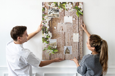 Kurk met print bloemen op een achtergrond van houten planken