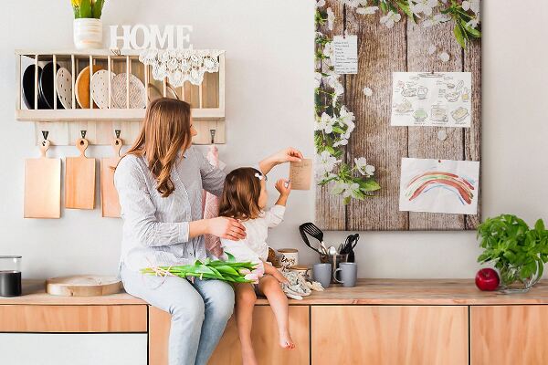 Kurk met print bloemen op een achtergrond van houten planken