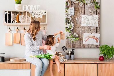 Kurk met print bloemen op een achtergrond van houten planken