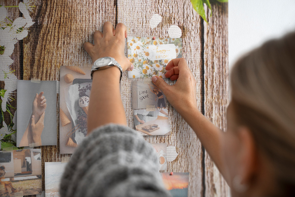 Kurk met print bloemen op een achtergrond van houten planken