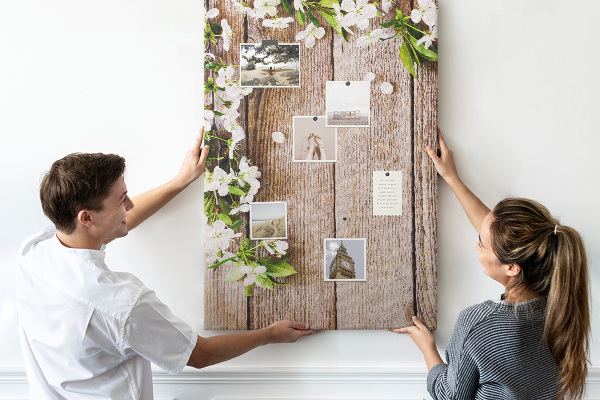 Kurk met print bloemen op een achtergrond van houten planken
