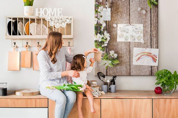 Kurk met print bloemen op een achtergrond van houten planken