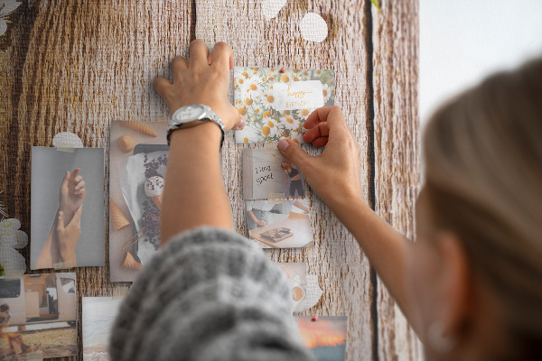 Kurk met print bloemen op een achtergrond van houten planken