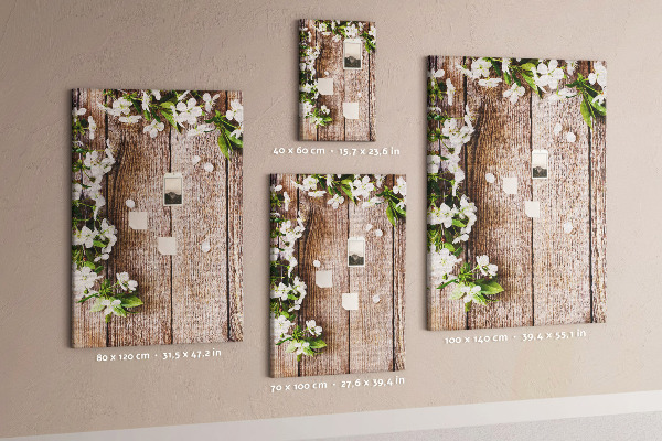 Kurk met print bloemen op een achtergrond van houten planken