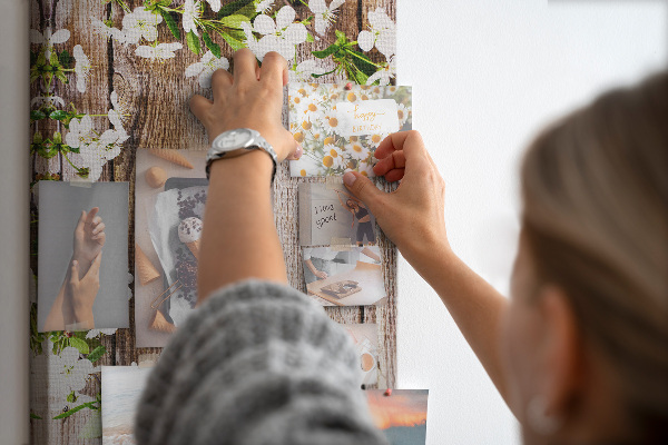 Kurk met print bloemen op een achtergrond van houten planken
