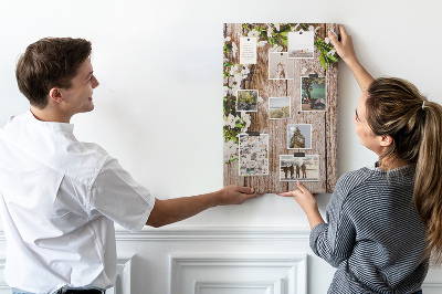Kurk met print bloemen op een achtergrond van houten planken
