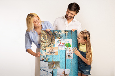 Prikbord van kurk gepresenteerd op een blauwe houten achtergrond