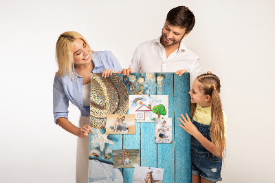 Prikbord van kurk gepresenteerd op een blauwe houten achtergrond
