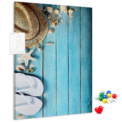 Prikbord van kurk gepresenteerd op een blauwe houten achtergrond