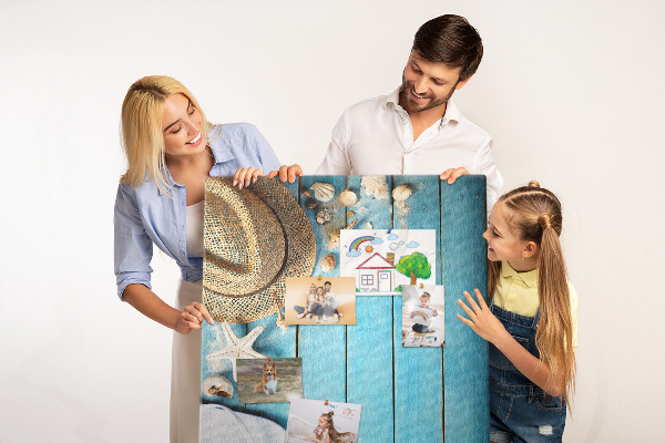 Prikbord van kurk gepresenteerd op een blauwe houten achtergrond