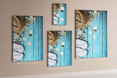 Prikbord van kurk gepresenteerd op een blauwe houten achtergrond
